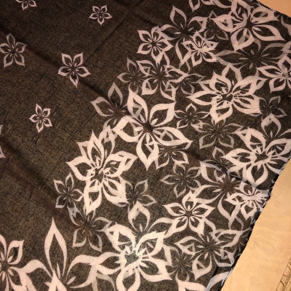 3 for $20- Black and White Scarf. - Picture 6 of 6